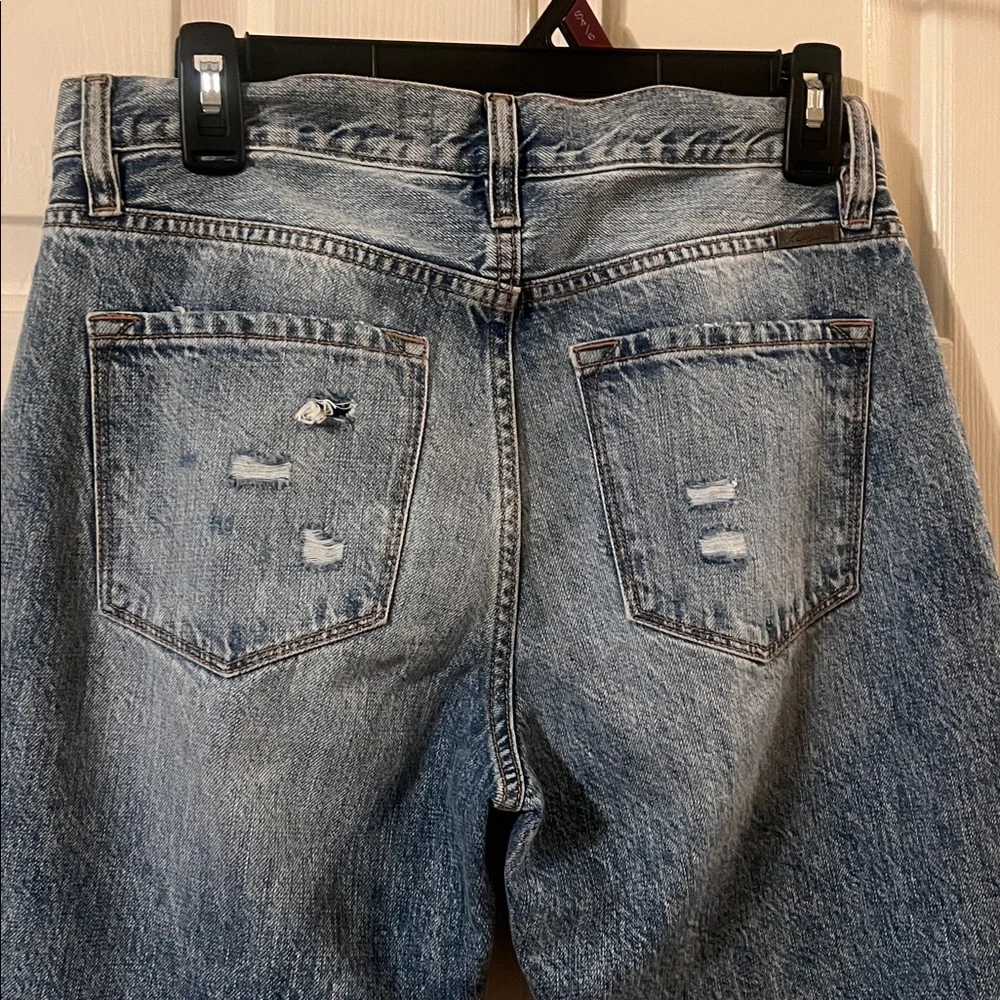 NWOT Junior’s Cropped Straight Leg Distressed Light Wash Jeans Size 5/26 - Picture 5 of 11